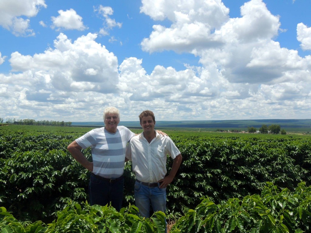 Felipe Santinato, engenheiro agrônomoe diretor da Santinato & Santinato Cafés Ltda, Ã  direita, e seu pai, engenheiro agrônomo do MAPAProcafé,